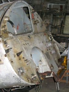 restauration avion de collection decapage du cockpit et de la carlingue