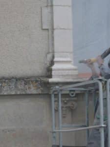 nettoyage de bas relief en pierre naturelle gargouille ornement de façades